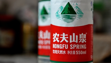 不上市的隐形巨头农夫山泉，每年搬运水是怎么能狂赚36亿的？