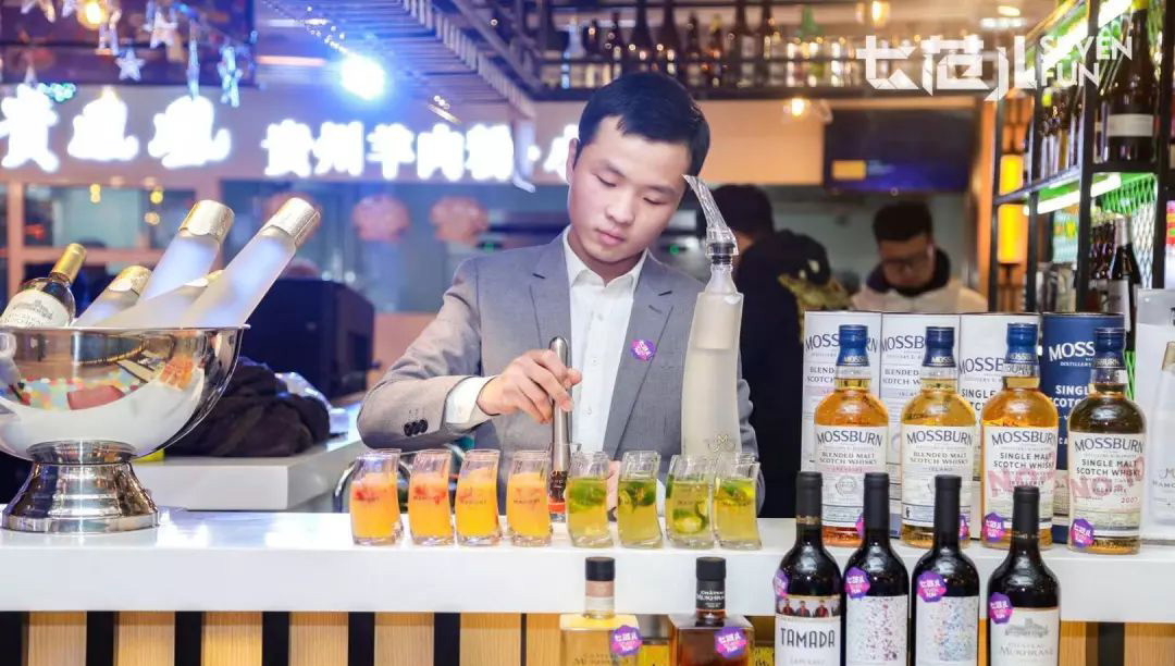酒吧开进商超？为了吸引年轻人，这些店也是拼了！